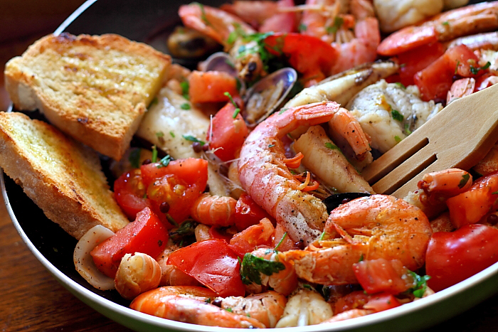 Fructe-de-mare-cu-rosii-si-piper-marinat