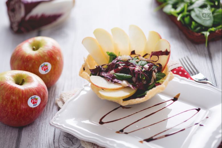 Salata in cosulet de parmezan